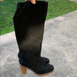 Super comfortable! Brand new black boots!